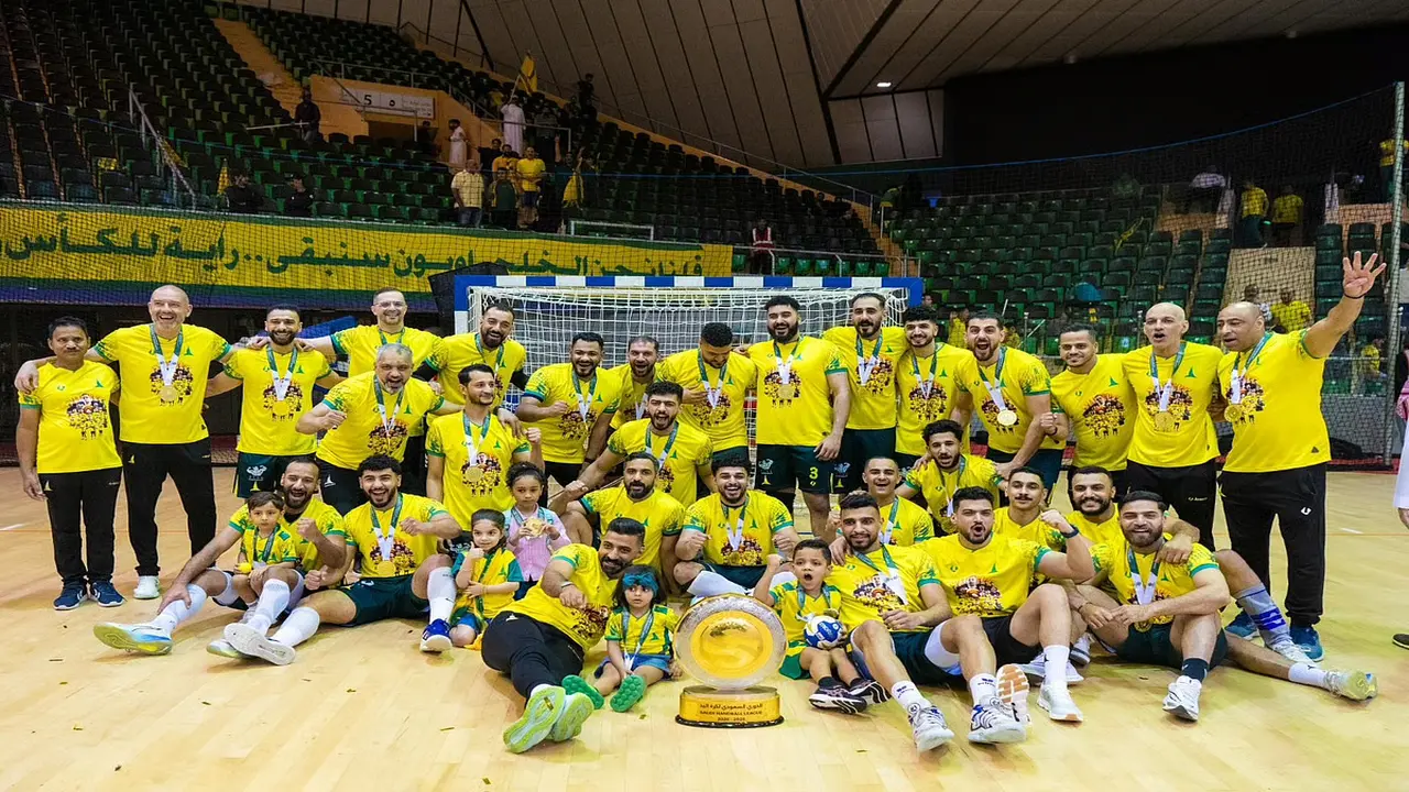 تتويج نادي الخليج بلقب الدوري السعودي الممتاز لكرة اليد للموسم الحالي